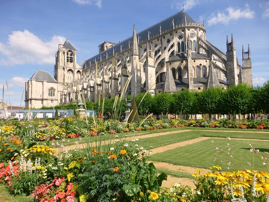 Si vous visitez Bourges, n’oubliez pas la cathédrale